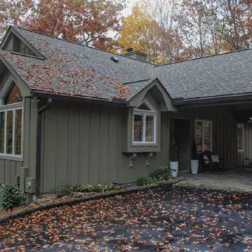 Newly remodeled 3-bedroom house with private hot tub, in welcoming Lake Toxaway.