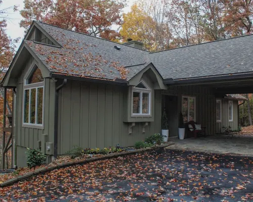 Newly remodeled 3-bedroom house with private hot tub, in welcoming Lake Toxaway. Hotels in Hogback