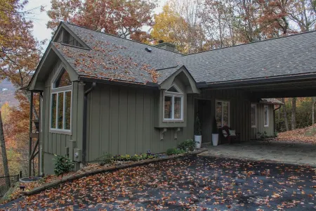 Newly remodeled 3-bedroom house with private hot tub, in welcoming Lake Toxaway. Отели в г. Хогбек