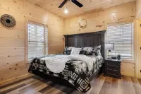 New Pool Cabin/One Mile from Pigeon Forge Strip/Perfect for Groups/Families