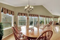 Waterfront, Luxury Panoramic View, Fast Wi-Fi, Private River Access Steps Away!