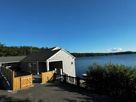 Camp Lintonia on Tacoma Lakes Отели в г. Литчфилд