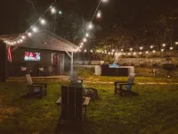 Dudley Creek Cottage; cozy little cottage. Hot tub + fire pit + arcade!