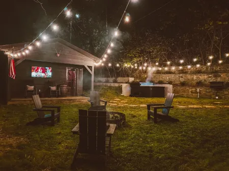 Dudley Creek Cottage; cozy little cottage. Hot tub + fire pit + arcade!