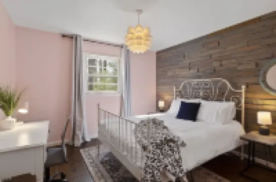 Private + Wooded + Quaint & Cozy + 5 Mins to Dwntn Blk Mtn + 15 Mins to Ashvle