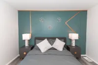 Family friendly mountain view, modern retreat.