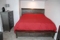 Prime Lakefront Basement Studio on Lake Tapps with Mountain Views 펜넬 크릭 트레일 헤드 주변 호텔