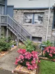 Safe & Trendy Historic Midtown 3rd Floor Riverview Apartment