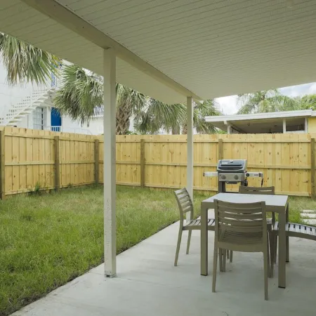 Pet friendly fenced yard,  4 minute walk to the beach. Close to restaurants
