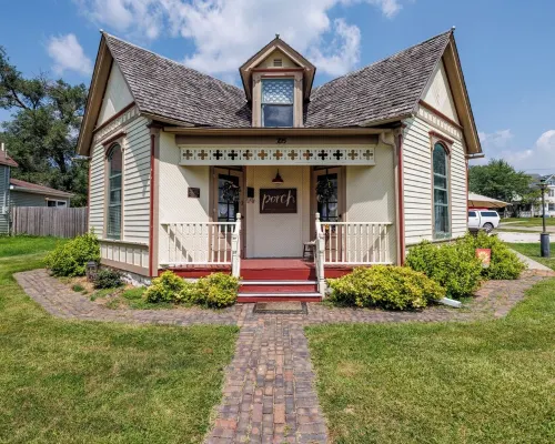 Historic Bungalow in Chariton, Sleeps 5, Pets Ok, Single Level Hotels in Chariton