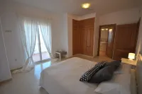 VILLA WITH LAKE VIEWS, PRIVATE POOL & PARKING 30 MIN FROM THE BEACH