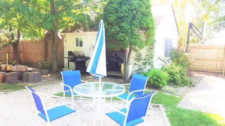 Town walking distance-Bridgehampton Cottage Отели рядом с достопримечательностью «Sag Harbor Historical Museum: The Annie Cooper Boyd House»