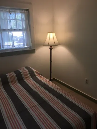 Cute 2+ Bedroom Cottage Отели в г. Peaks Island