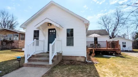 The Sycamore Cottage - 2 BR & 1.5 Bath - Hot Tub - Steps to Downtown Отели в г. Три Окс