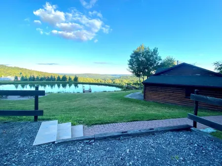 Rustic Log Cabin with Pond and Breathtaking View Отели в г. Оссиан