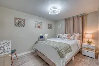 The Lux Big Blue House~Movie Room~Arcades~HotTub~6Br~FirePit~Family Friendly!