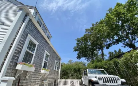 Beach chic guest cottage, in town, just renovated