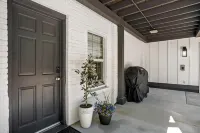 Stylish Downtown Cottage, Walk Everywhere