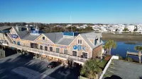 Ocean View Retreat: Cozy Condo with Pool, Bikes & 1 Min to Beach! Hotel di 