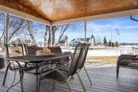 *Hot Tub*Dock*Waterfront*Family Getaway* Updated Houghton Lake Home