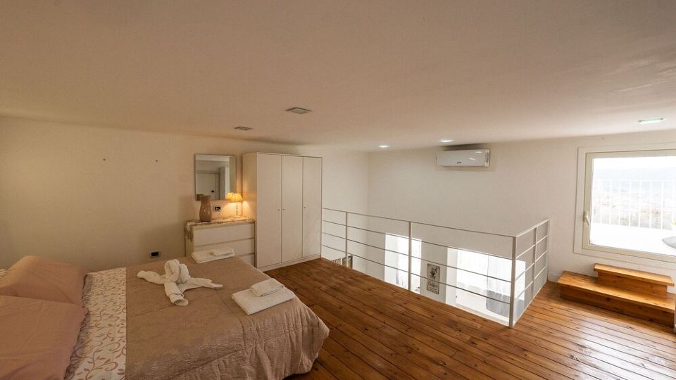 Apartment with free parking and sea view