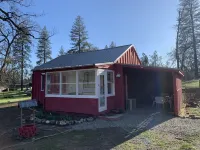 Mountain Cottage with creek and accessible trail and pond near Yosemite!