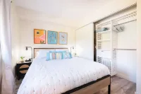 Contemporary Chic Comfy - 2Bed 2Bath Condo, Steps to Charley Young Beach  호텔