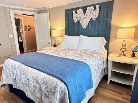 The Compass South, The Travelers Stay Near TSU