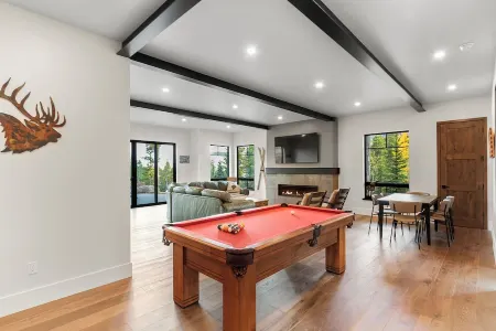 A Breck Escape: 5000sf Luxury Home w/ 3 Fireplaces, Outdoor Fire Pit & Hot Tub