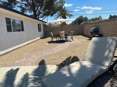 HEATED Pool, Spacious home 7 MIN to airport* Отели рядом с достопримечательностью «Парк Кларк Уэтлендс»