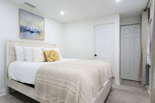 Waterfront condo with pool, 1 block to the beach!