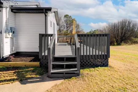 Chic and cozy home near the hospital: 3 comfy rooms, TVs, stylish amenities.