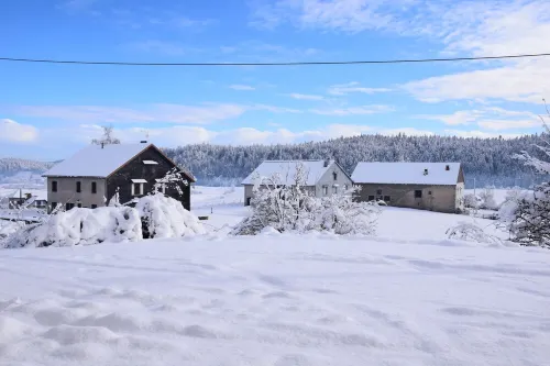 Chalet with fireplace (wood supplied) sleeps 10 (discount for stays of 3 nights or more)