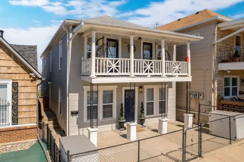 3 KING Beds + Walk to River Market + Coffee