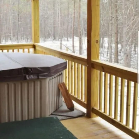 ♥ Sleep in the woods, wake to the birds - Hot tub,  King bed,  PRIVACY!