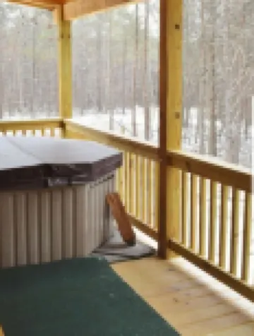 ♥ Sleep in the woods, wake to the birds - Hot tub,  King bed,  PRIVACY!