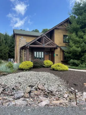 Rock's Ridge: Stunning Poconos Townhouse with Hot Tub, Fire Pit & Skiing Nearby! Hotels in Kidder Township