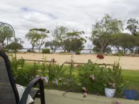 Lake Bonney Views - Cabin Retreat Hotels in Barmera
