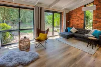 River front retreat in a quiet court only walking distance from cafes and Pub