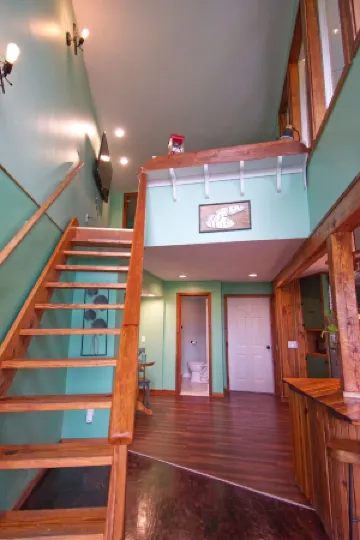 Unique Outdoorman's Dream! 25 Minutes to Chattanooga! Full Kitchen! Unique Stay