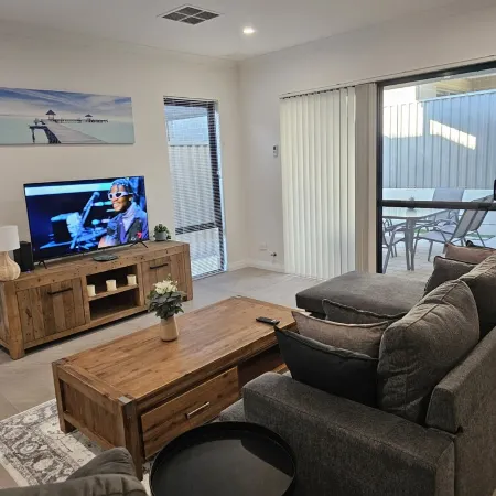 Modern, cosy, comfortable 3 x 2 x 2 unit in Ellenbrook