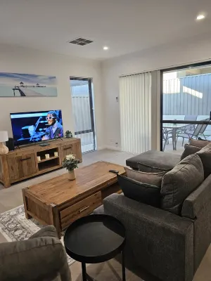 Modern, cosy, comfortable 3 x 2 x 2 unit in Ellenbrook
