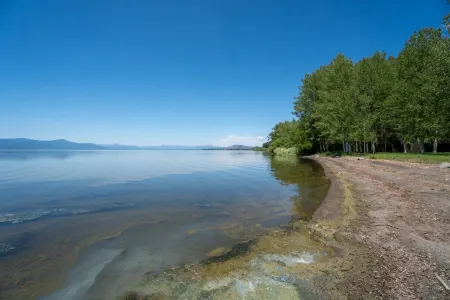 The Chalet at Agency Lake Отели рядом с достопримечательностью «Train Mountain Railroad Museum»