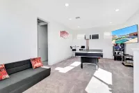 Lakefront with private Pool 4 master