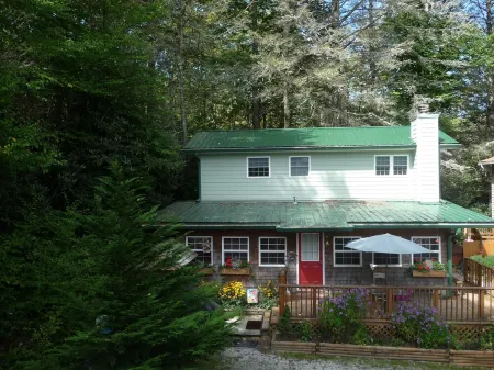 RELAXING MOUNTAIN GET-A-WAY IN HIGHLANDS, NC.  GOOD FOR ALL SEASONS! Отели рядом с достопримечательностью «Трейлхед фор Йеллоу Маунтин Трейл»