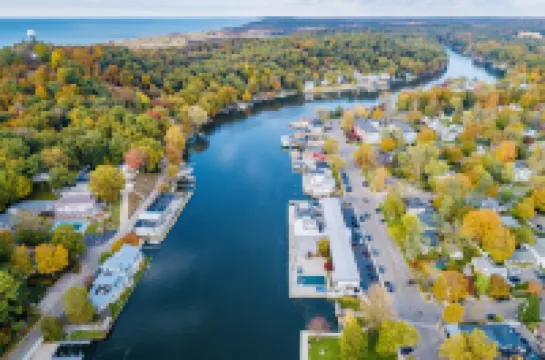 CHAINFERRY, PARK & WATER VIEW ♥️of DOWNTOWN w SEASONAL WATERFRONT POOL-HOT TUB