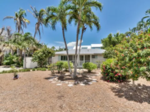 Captiva Mermaid Pool House - Beachside of Village Center- 3/21 Week Now Open!