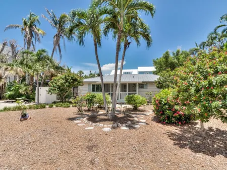 Captiva Mermaid Pool House - Beachside of Village Center
