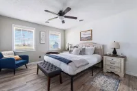 ROSELAWN RETREAT: Firepit, Gameroom, Views! Huge Gorgeous home 5 mins to the Ark