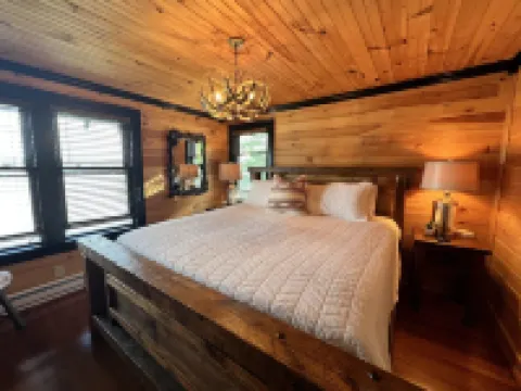 Beautiful 4th Lake Home with 3 Kings, Jacuzzi Tub, and Gazebo